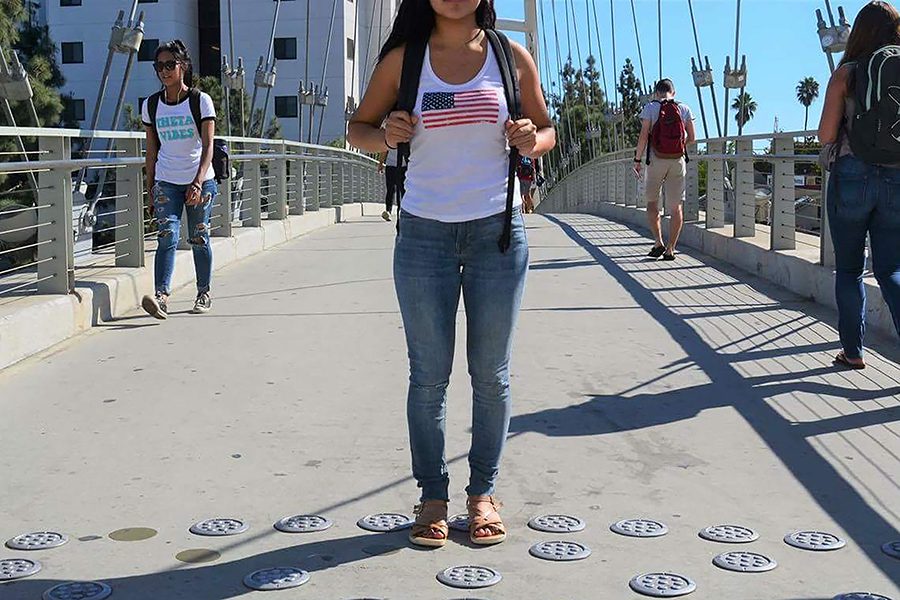 Mundo_girlonbridge