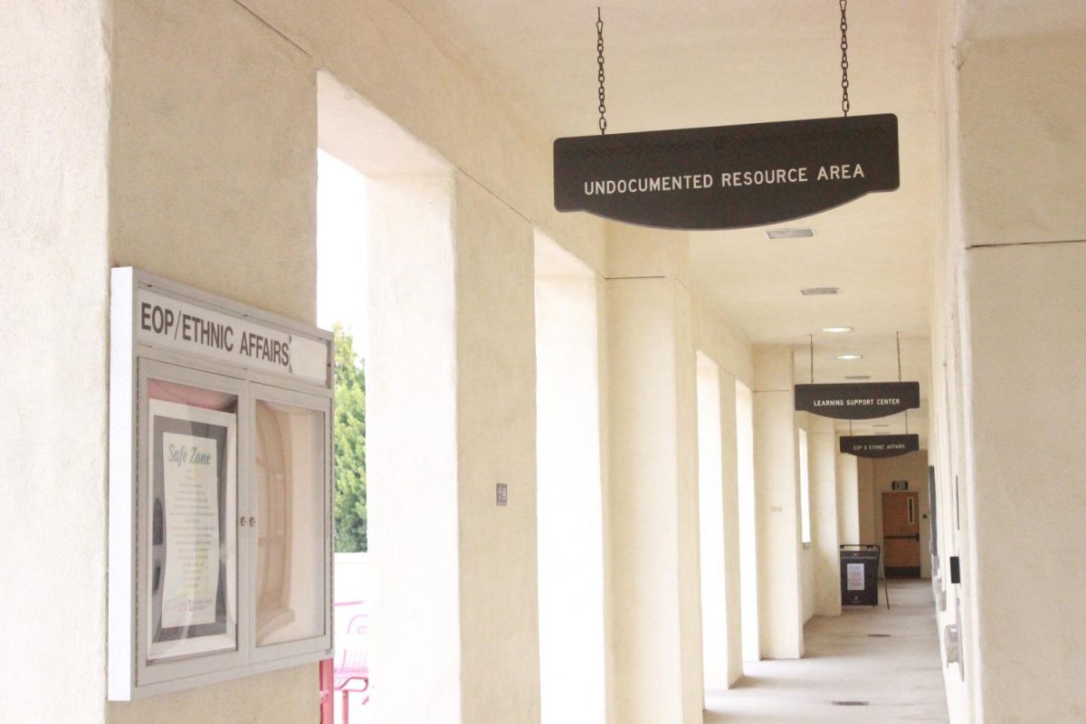 El área de recursos para indocumentados está disponible para asistir a los estudiantes.