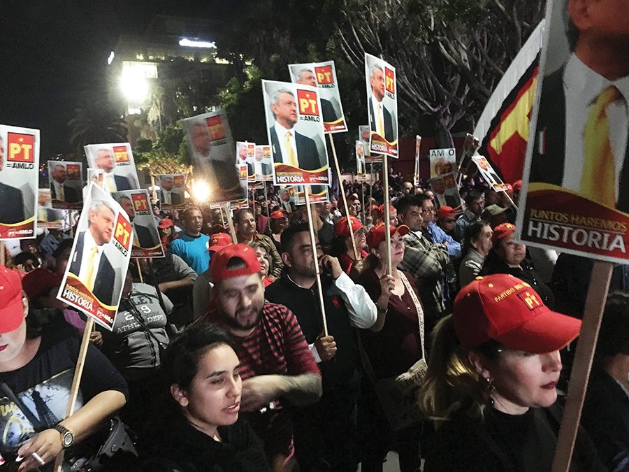 Asistentes demuestran su apoyo hacia López Obrador en Tijuana, México. 