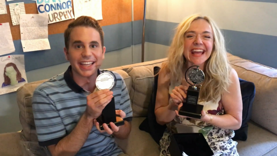 Tony Winners Ben Platt and Rachel Bay Jones Open Their Engraved Tony Awards, CC BY 3.0, https://commons.wikimedia.org/w/index.php?curid=60595683