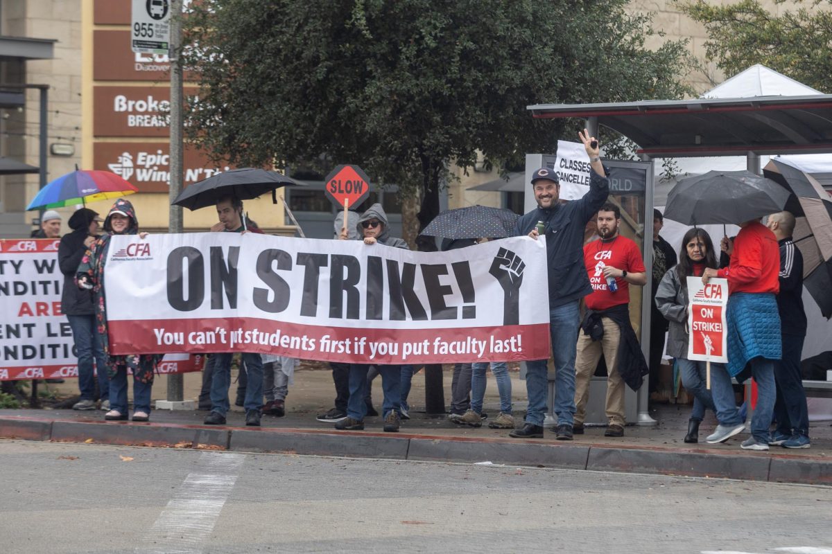 Miembros de la Asociación de Profesores de California (CFA) se reunieron en una parada de autobús en el campus de la Universidad Estatal de San Diego, sosteniendo carteles en apoyo de una huelga CFA abogando por mejores condiciones salariales y laborales el 22 de enero de 2024.