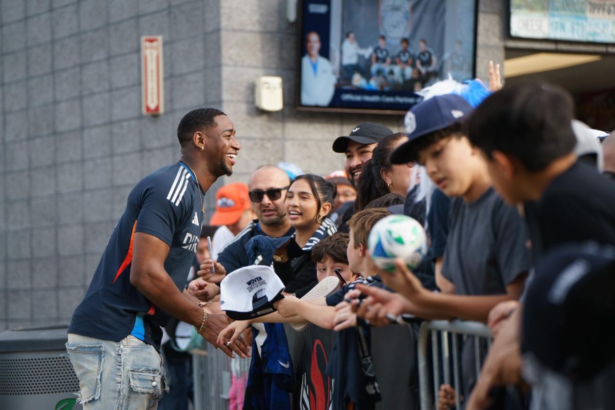 Andrés Reyes se ríe con un aficionado mientras firma autógrafos en la fiesta de inauguración del San Diego FC en el Snapdragon Stadium el 16 de febrero. 