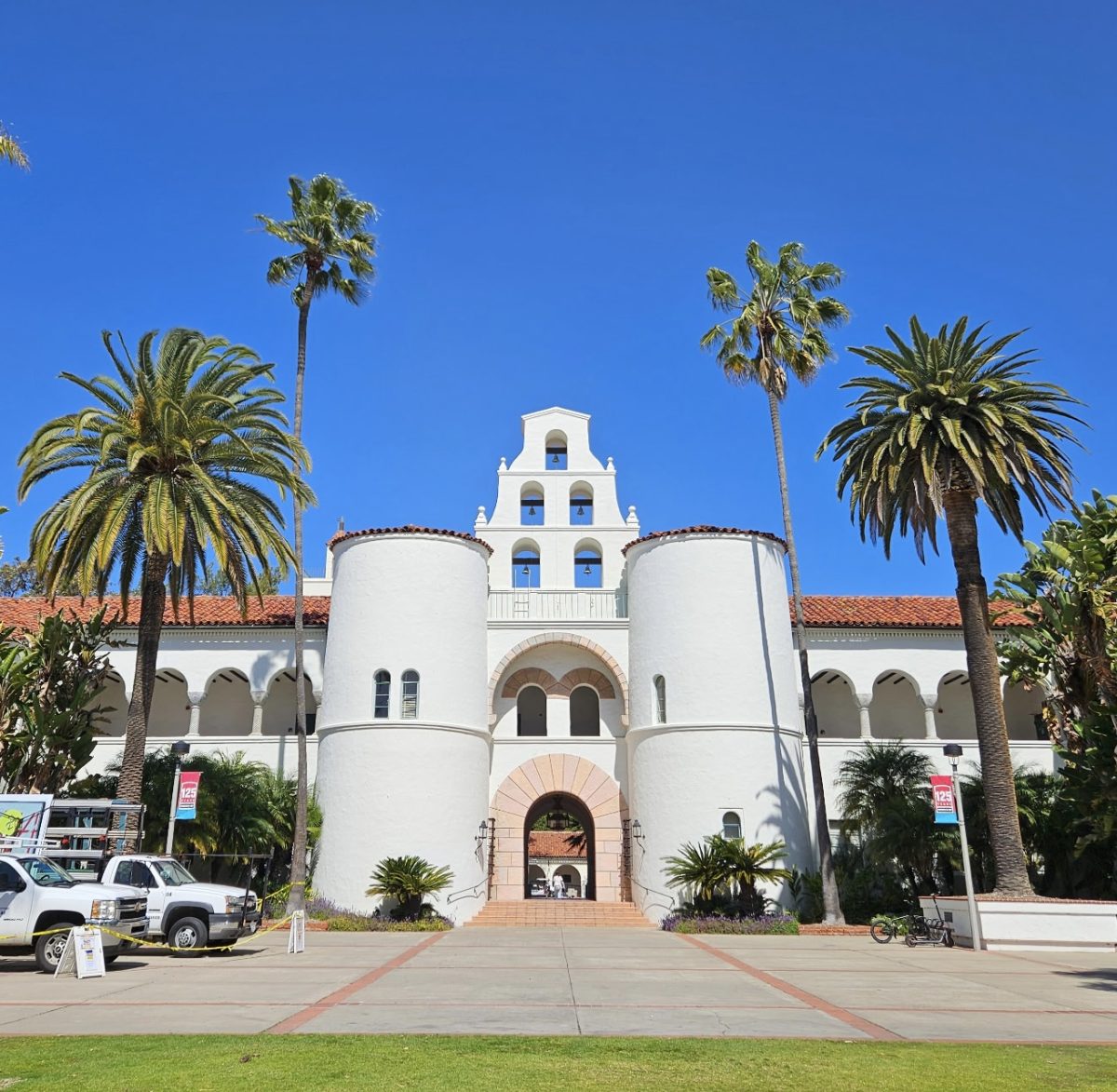 Una vista del frente del edificio Hepner Hall en el campus